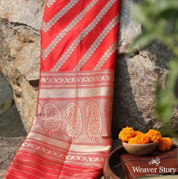 Handwoven_Red_Aada_Jangla_Dupatta_WeaverStory_01