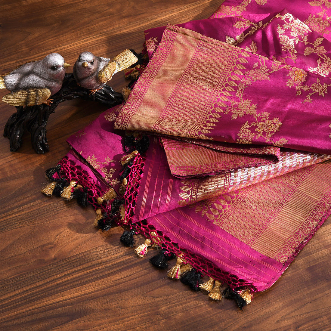 Handloom_Deep_Pink_Kadhwa_Jangla_Dupatta_WeaverStory_01