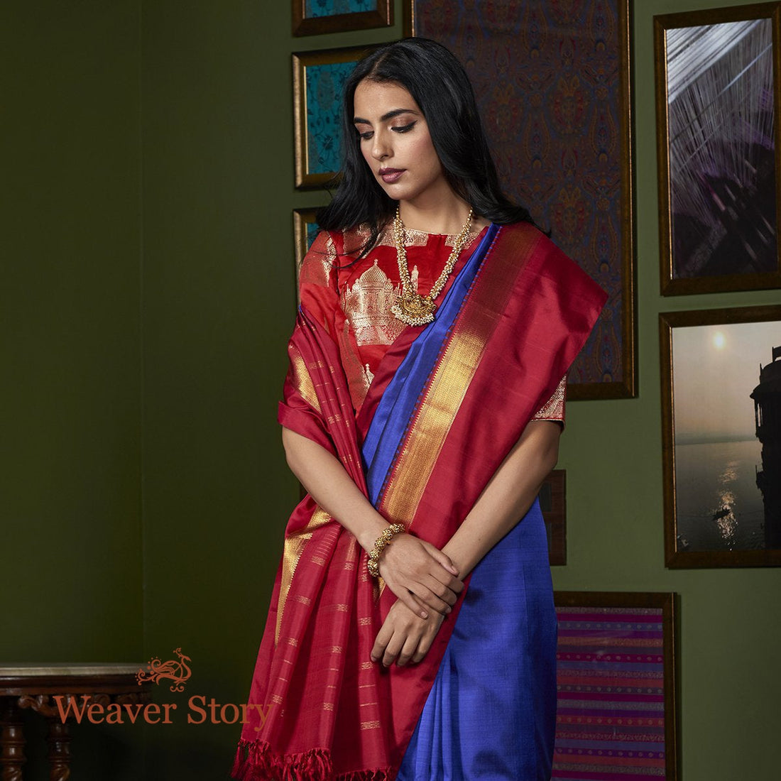 Handwoven_Blue_and_Black_Dual_Tone_Kanjivaram_Silk_Saree_with_Red_Border_WeaverStory_01