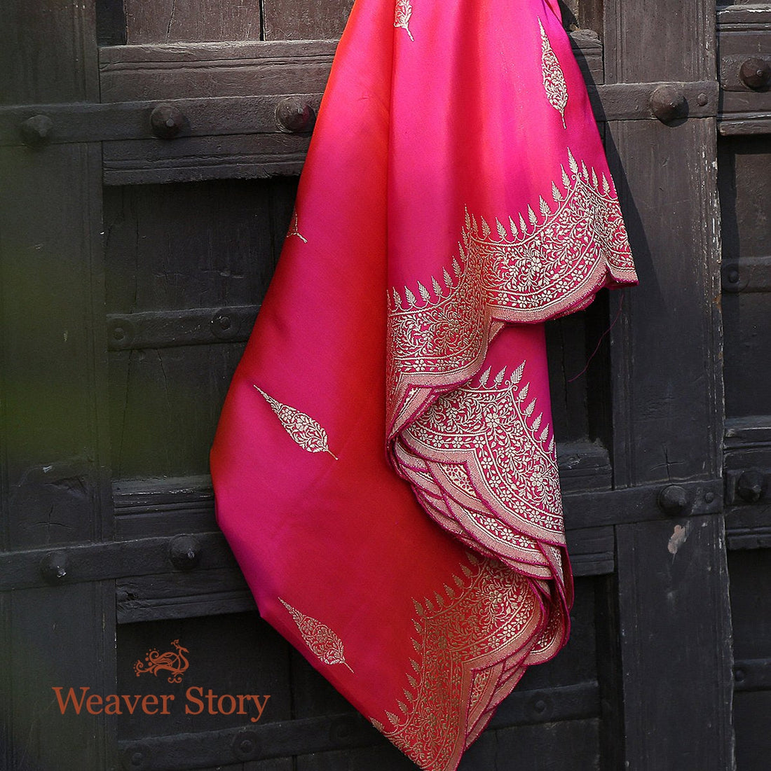 Handloom_Pink_Banarasi_Dupatta_with_Scalloped_Borders_WeaverStory_01