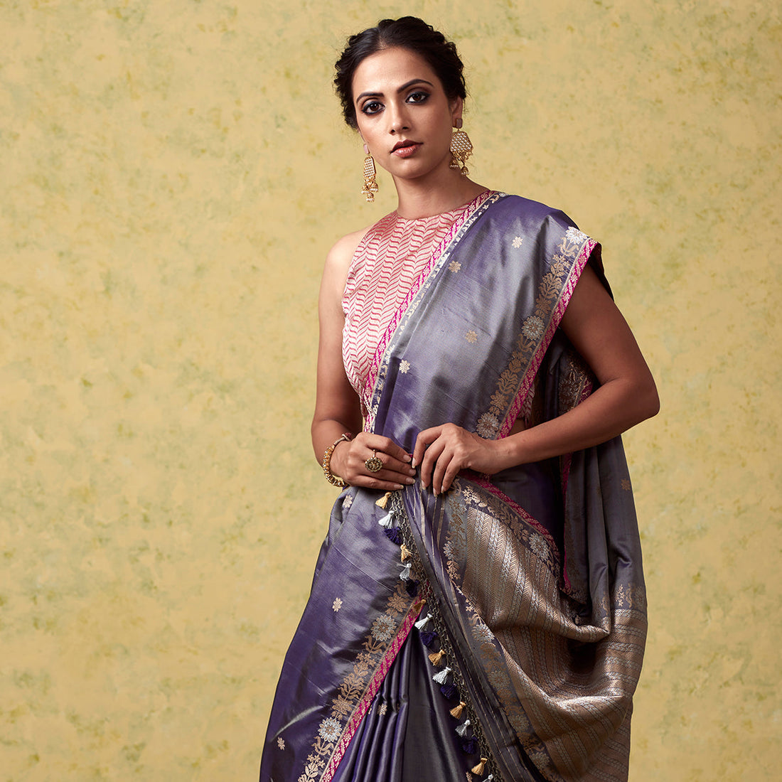 Handwoven_Grey_Floral_Booti_Ektara_with_Small_Border_WeaverStory_01