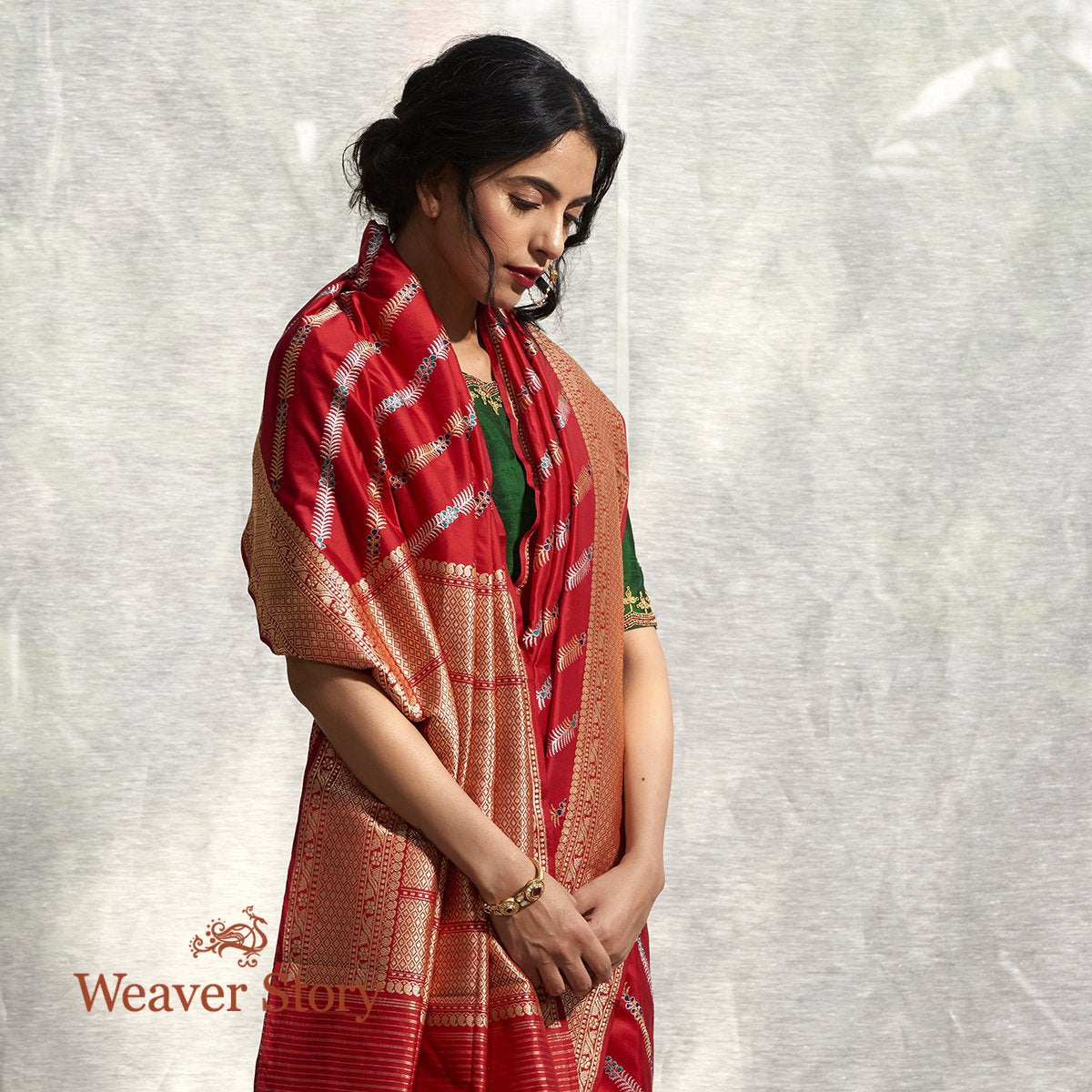 Handloom_Red_Silk_Saree_with_Diagonally_Woven_Meenakari_Bel_WeaverStory_01