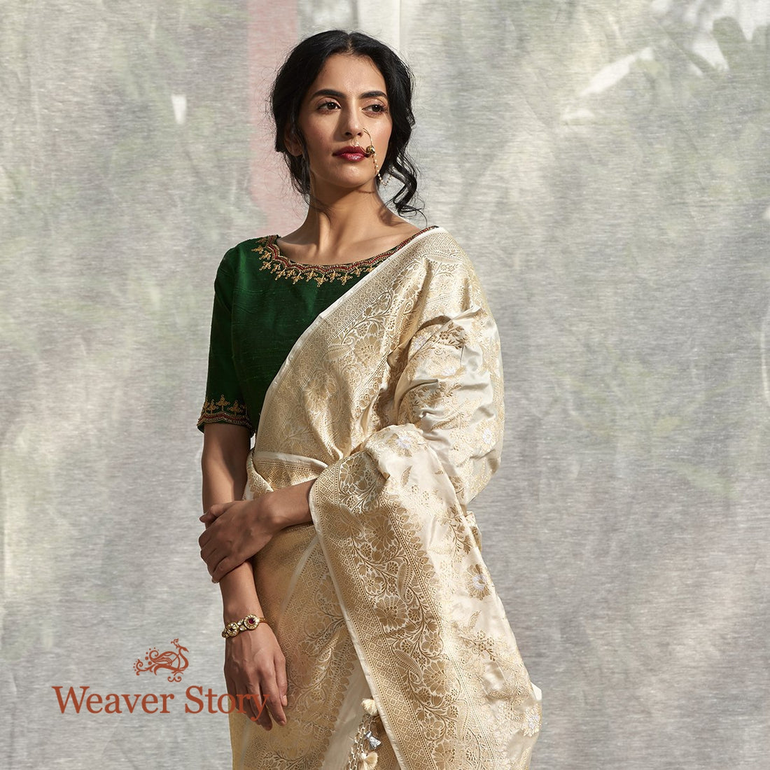 Handwoven_Offwhite_Kadhwa_Banarasi_Jangla_with_Floral_Weave_WeaverStory_01