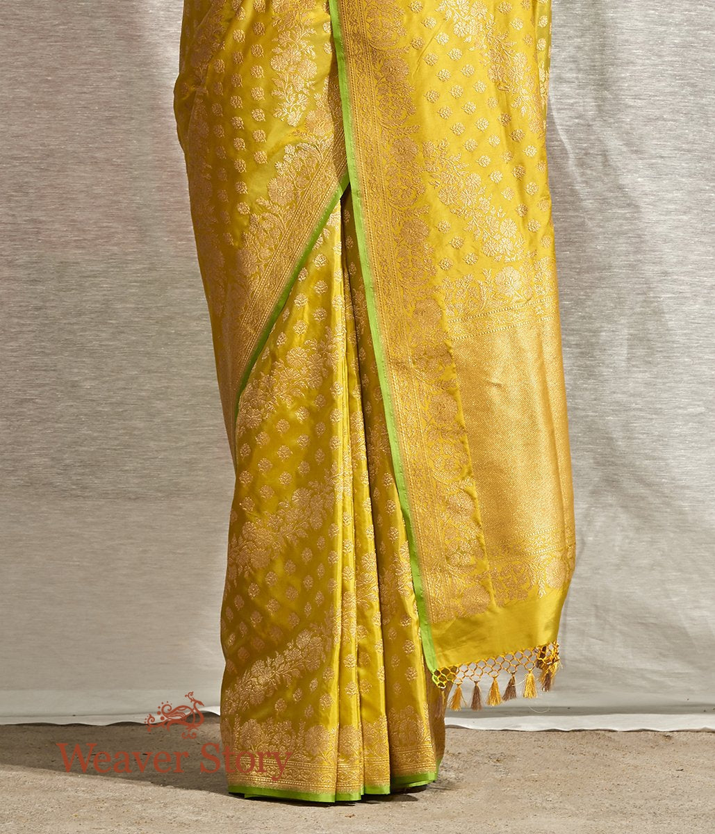 Handloom_Green_and_Yellow_Dual_Tone_Kadhwa_Banarasi_Jangla_with_Floral_Weave_WeaverStory_04