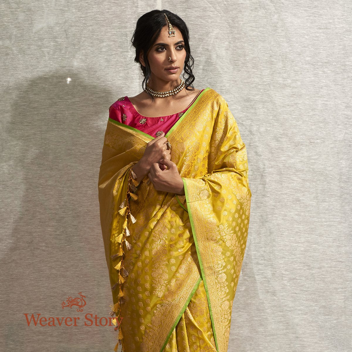 Handloom_Green_and_Yellow_Dual_Tone_Kadhwa_Banarasi_Jangla_with_Floral_Weave_WeaverStory_01