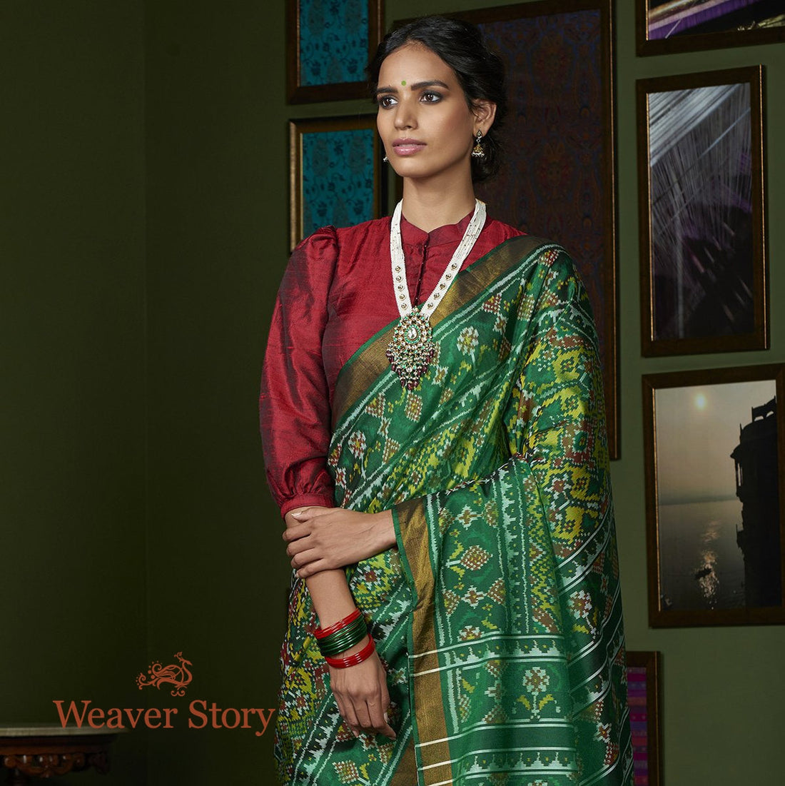 Handwoven_Green_and_Mustard_Dual_Tone_Gujarat_Patola_Saree_WeaverStory_01
