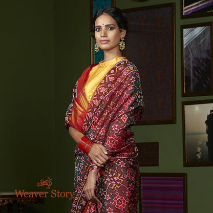 Handloom_Green_and_Red_Dual_Tone_Gujarat_Patola_Saree_with_Red_Border_WeaverStory_01