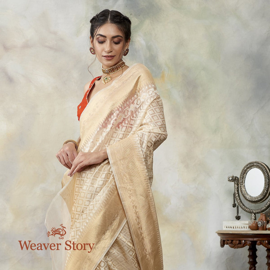 Handloom_OffWhite_and_Gold_Kora_Silk_Banarasi_Saree_with_all_over_Jaal_WeaverStory_01