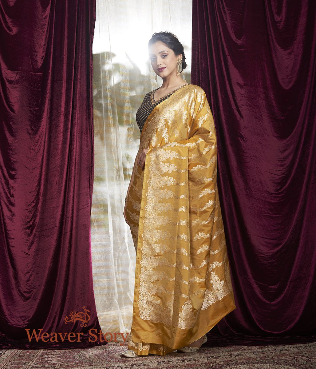 Handwoven_Gold_Banarasi_Saree_with_Floral_Bel_Woven_Vertically_WeaverStory_02