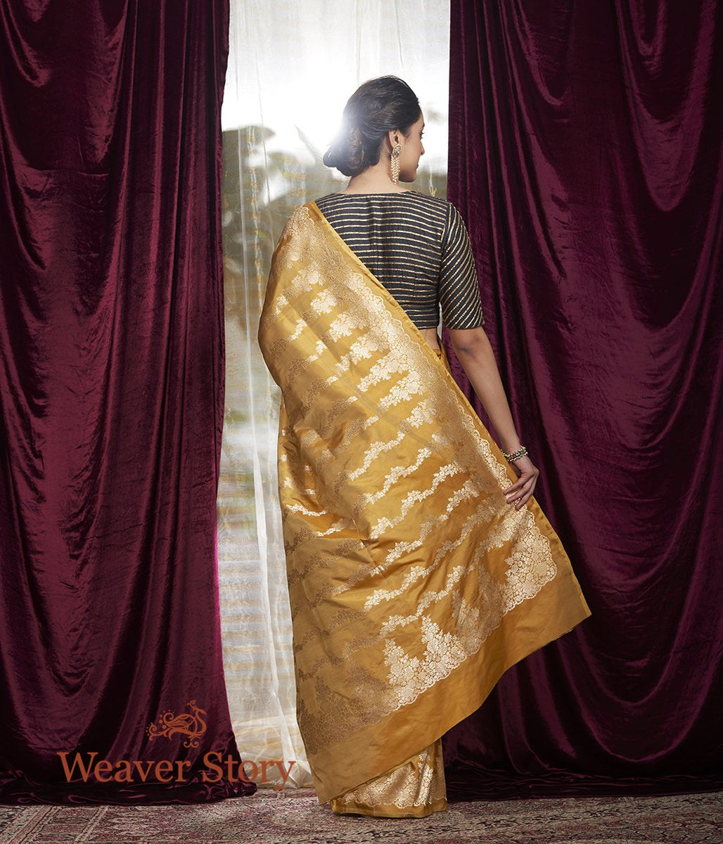Handwoven_Gold_Banarasi_Saree_with_Floral_Bel_Woven_Vertically_WeaverStory_03