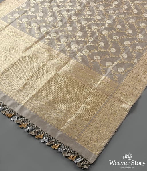 Handwoven_Light_Grey_Kadhwa_Jangla_Dupatta_WeaverStory_03