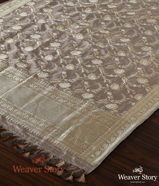 Handwoven_Grey_Kadhwa_Jangla_Dupatta_WeaverStory_03