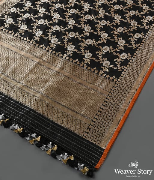 Handwoven_Black_Kadhwa_Jangla_Dupatta_WeaverStory_03