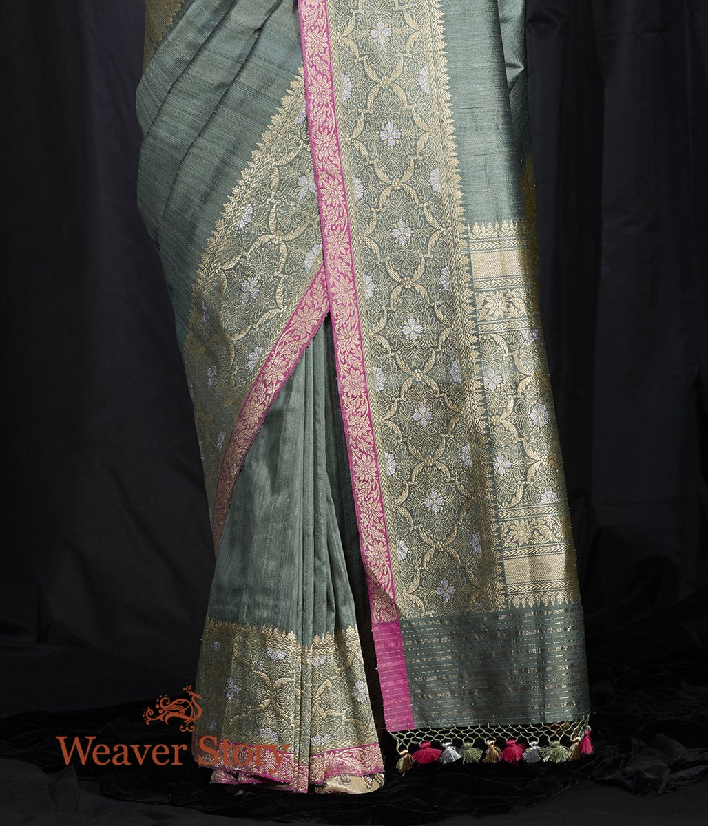 Handwoven_Grey_Tusser_Saree_with_Kadhiyal_Border_WeaverStory_04