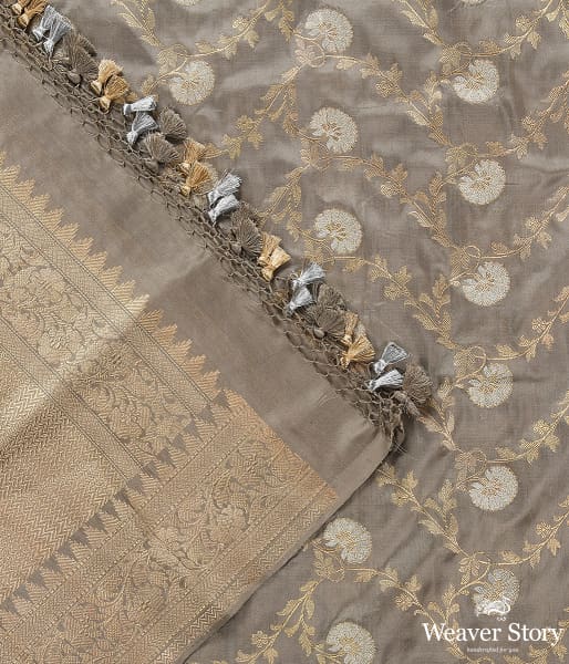 Handwoven_Light_Grey_Kadhwa_Jangla_Dupatta_WeaverStory_04