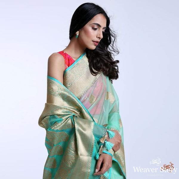 Handwoven_pure_Kora_silk_saree_in_Green_with_kadhwa_booti_WeaverStory_01