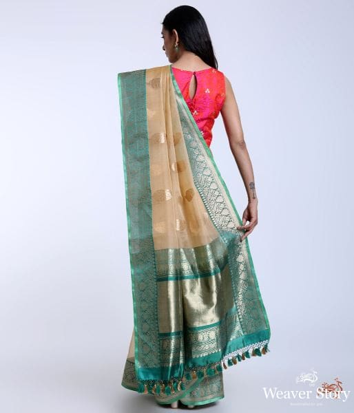 Handwoven_kora_silk_saree_with_a_heavy_kadhiyal_border_WeaverStory_04