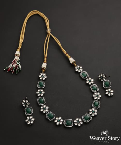 Latifah_Necklace_Set_With_kundan_And_Emeralds_Handcrafted_In_Pure_Silver_WeaverStory_02