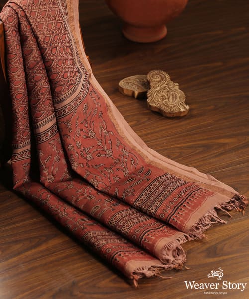 Handloom_Peach_And_Red_Pure_Silk_Cotton_Dupatta_With_Floral_Motifs_WeaverStory_01