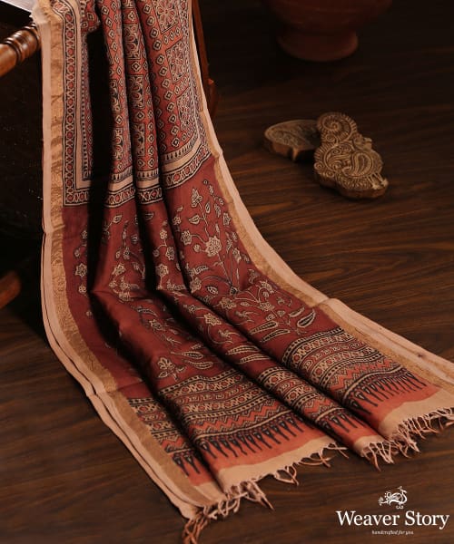 Handloom_Peach_And_Red_Pure_Silk_Cotton_Dupatta_With_Geometric_Prints_WeaverStory_01