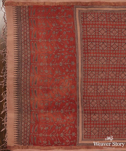 Handloom_Peach_And_Red_Pure_Silk_Cotton_Dupatta_With_Geometric_Prints_WeaverStory_02