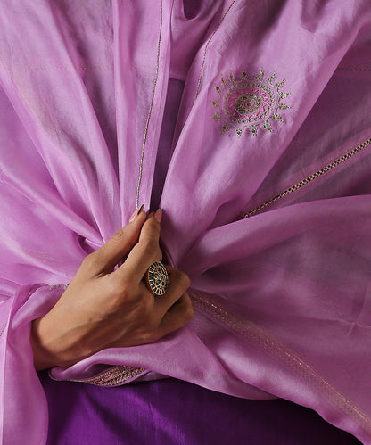 Lavender_Handloom_Lace_Panelled_Pure_Organza_Dupatta_With_Hand_Embroidered_Zari_Motifs_WeaverStory_03