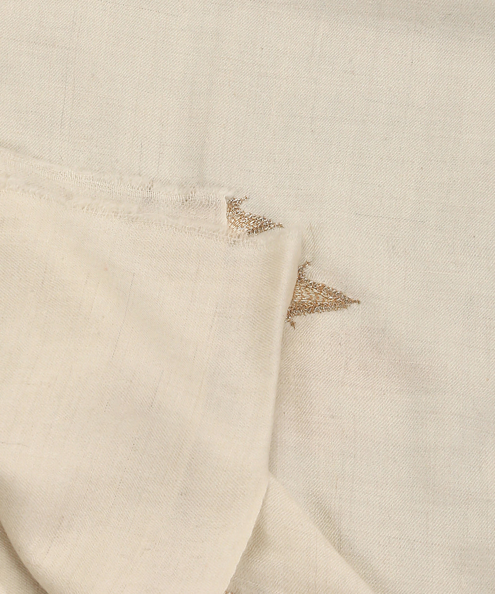 Offwhite_Handwoven_Pure_Pashima_Shawl_With_Tilla_Border_And_Chinaar_Leaf_WeaverStory_05