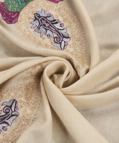 Handwoven_Offwhite_Pure_Pashmina_Shawl_With_Paper_Mache_Multicolor_Motifs_And_Tilla_Embroidery_WeaverStory_05