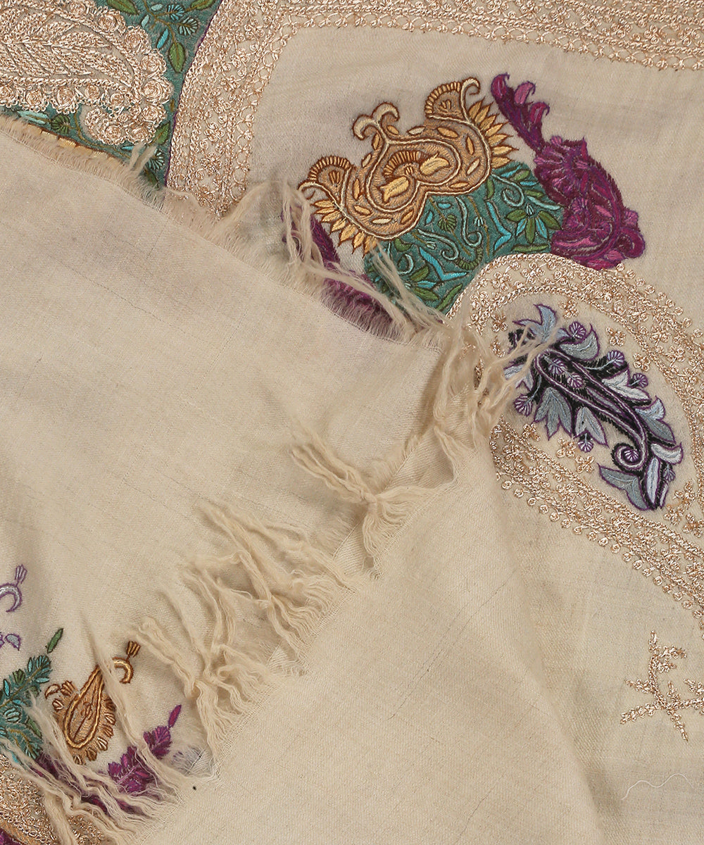 Handwoven_Offwhite_Pure_Pashmina_Shawl_With_Paper_Mache_Multicolor_Motifs_And_Tilla_Embroidery_WeaverStory_06