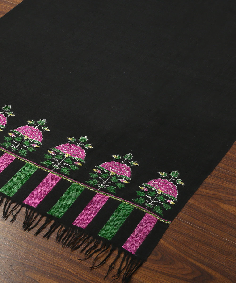 Handwoven_Black_Pure_Pashmina_Shwal_With_Floral_Motif_And_And_Kani_Weave_WeaverStory_03