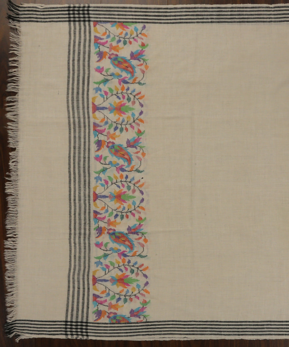 Handwoven_Offwhite_Plain_Pure_Pashmina_Shawl_With_Kani_Weave_Palla_And_Striped_Borders_WeaverStory_02