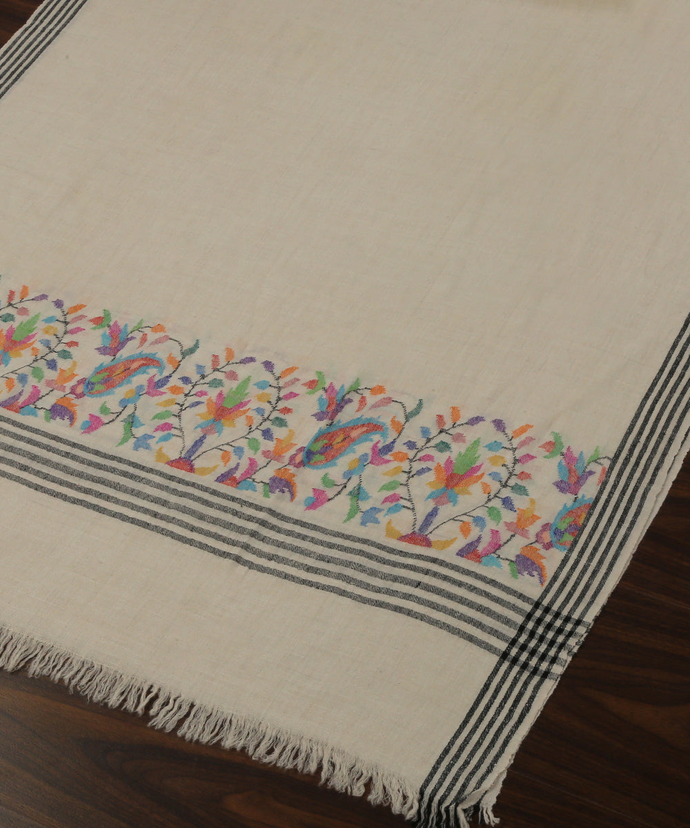 Handwoven_Offwhite_Plain_Pure_Pashmina_Shawl_With_Kani_Weave_Palla_And_Striped_Borders_WeaverStory_03