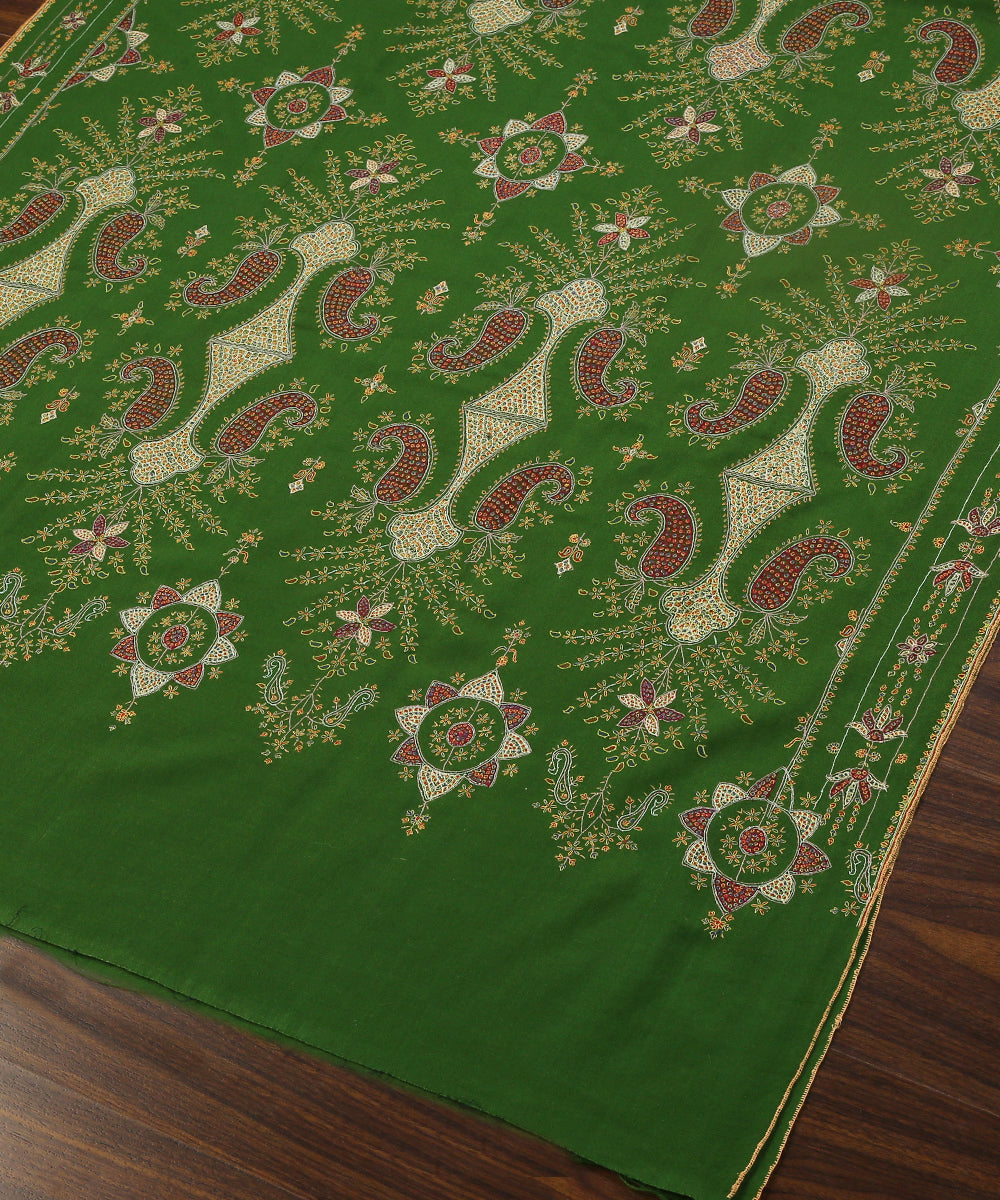 Green_Handwoven_Pure_Pashmina_Shawl_With_Sozni_Kari_Motifs_Embroidered_All_Over_WeaverStory_04