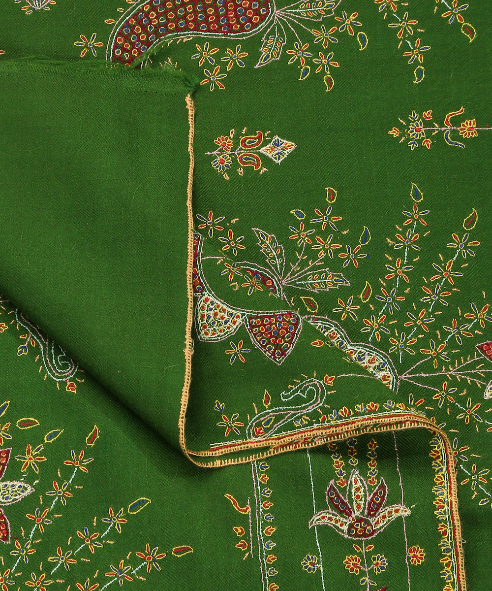 Green_Handwoven_Pure_Pashmina_Shawl_With_Sozni_Kari_Motifs_Embroidered_All_Over_WeaverStory_05