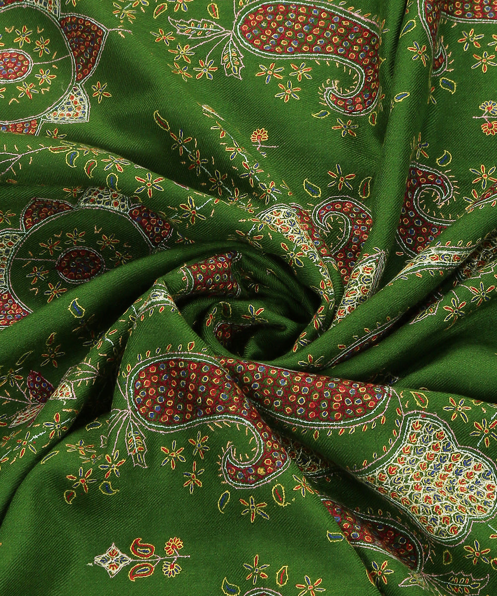 Green_Handwoven_Pure_Pashmina_Shawl_With_Sozni_Kari_Motifs_Embroidered_All_Over_WeaverStory_06