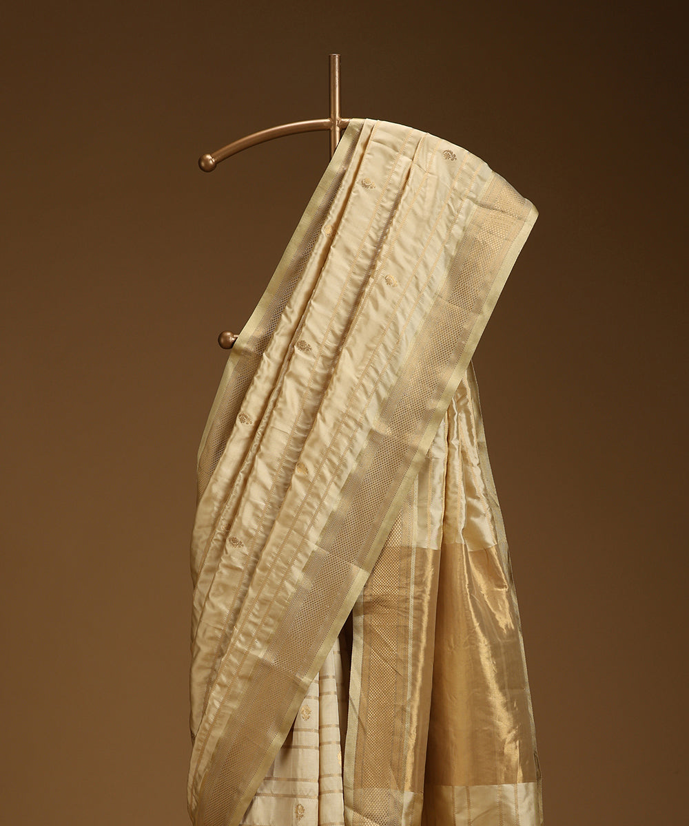 Beige_And_Gold_Dual_Tone_Weave_Pure_Mulberry_Silk_Saree_With_Horizontal_Zari_Lines_And_Gold_Zari_Booti_WeaverStory_02
