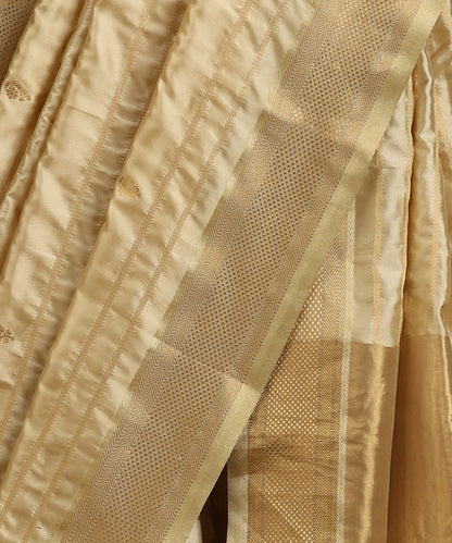 Beige_And_Gold_Dual_Tone_Weave_Pure_Mulberry_Silk_Saree_With_Horizontal_Zari_Lines_And_Gold_Zari_Booti_WeaverStory_04