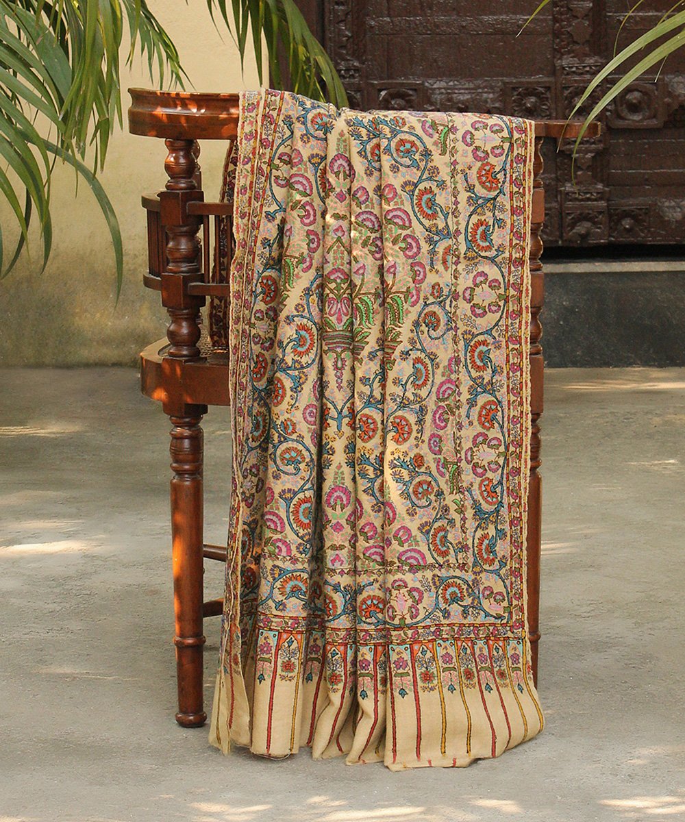 Beige_Pure_Pashmina_Shawl_With_Mughal_Motifs_Crafted_In_Kalamkari_And_Sozni_Technique_WeaverStory_01