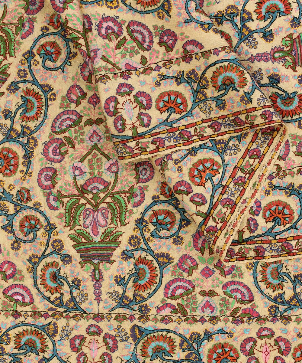 Beige_Pure_Pashmina_Shawl_With_Mughal_Motifs_Crafted_In_Kalamkari_And_Sozni_Technique_WeaverStory_02