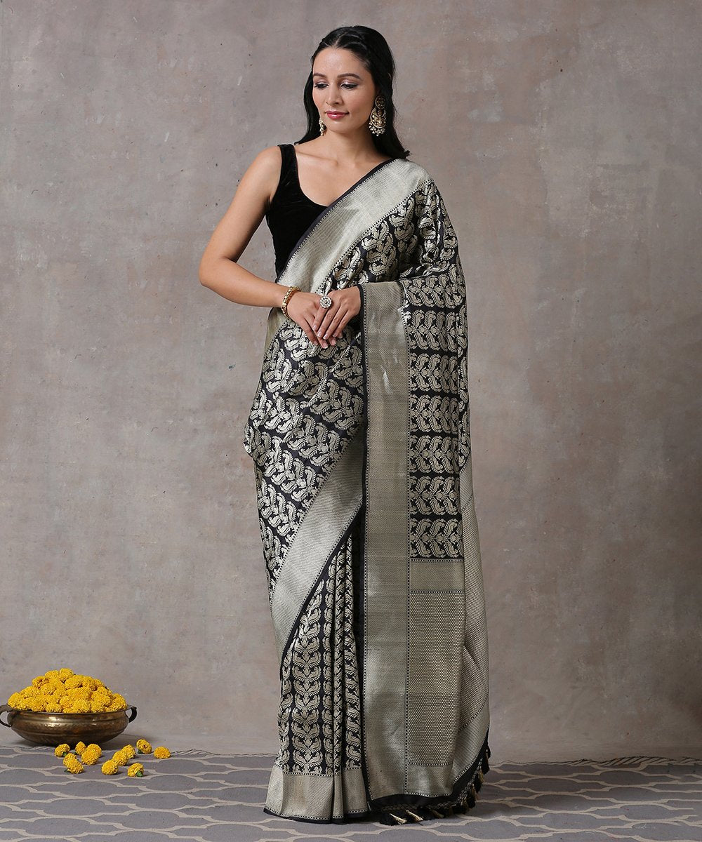 Black_Handloom_Pure_Katan_Silk_Banarasi_Saree_With_Kadhwa_Parrots_Motifs_On_Leaf_WeaverStory_01