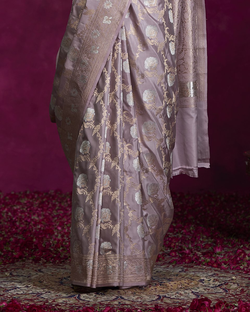 Soft_Mauve_Kadhwa_Handloom_Katan_Silk_Banarasi_Saree_with_Sona_Rupa_Jaal_WeaverStory_04