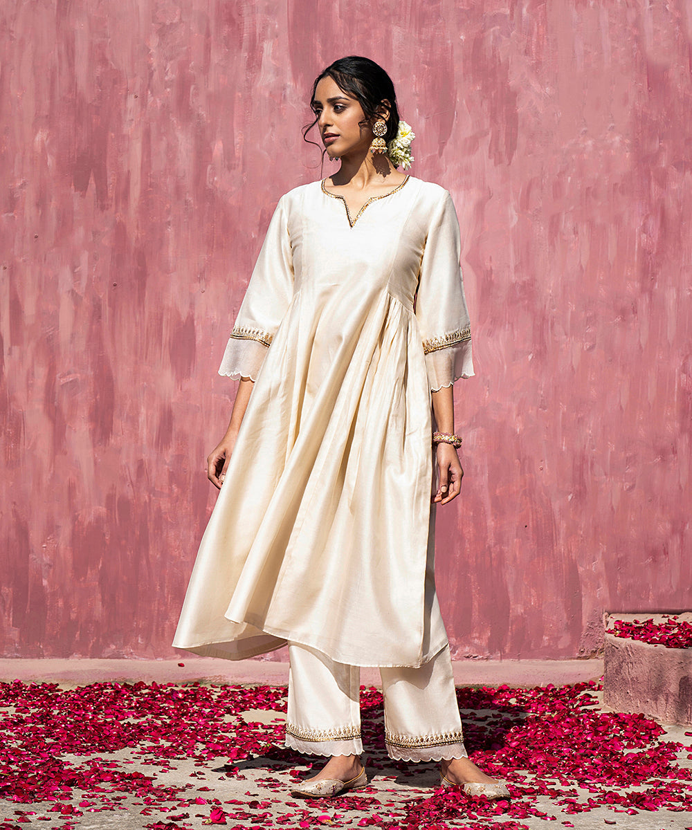 Handloom_Offwhite_Chanderi_Silk_Scalloped_Suit_Set_With_Pink_Dupatta_WeaverStory_04