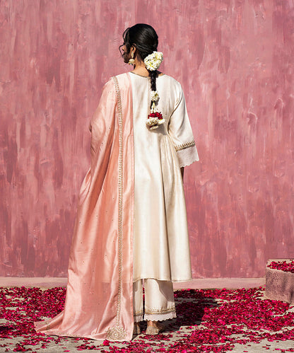 Handloom_Offwhite_Chanderi_Silk_Scalloped_Suit_Set_With_Pink_Dupatta_WeaverStory_05