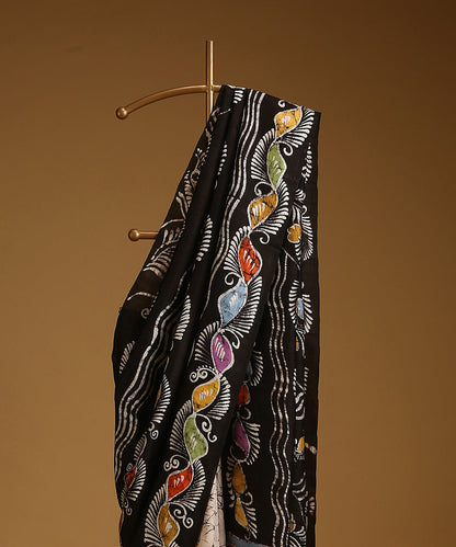 Handloom_Offwhite_And_Black_Pure_Mulberry_Silk_Hand_Batik_Saree_With_Multicolour_Motifs_WeaverStory_02