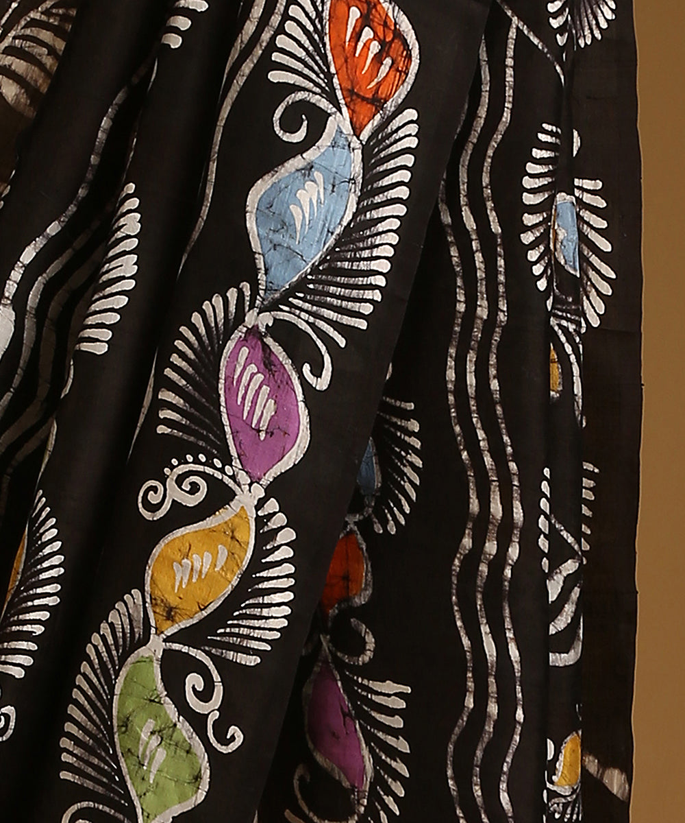 Handloom_Offwhite_And_Black_Pure_Mulberry_Silk_Hand_Batik_Saree_With_Multicolour_Motifs_WeaverStory_04