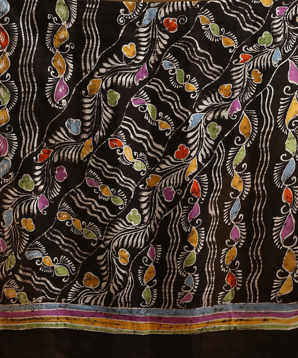 Handloom_Offwhite_And_Black_Pure_Mulberry_Silk_Hand_Batik_Saree_With_Multicolour_Motifs_WeaverStory_05