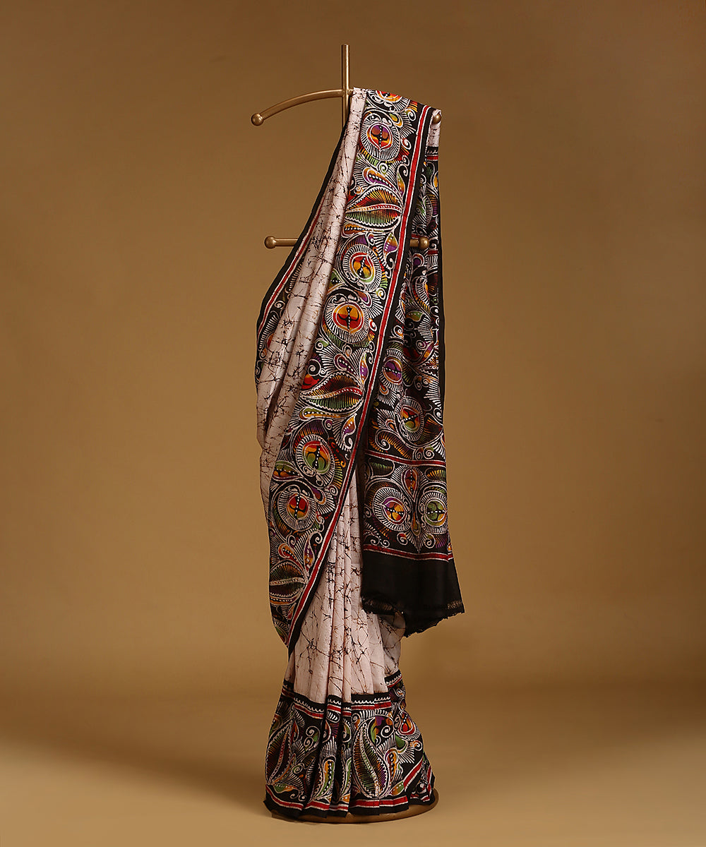 Handloom_Offwhite_And_Black_Pure_Mulberry_Silk_Hand_Batik_Saree_With_Multicolour_Paisleys_WeaverStory_01