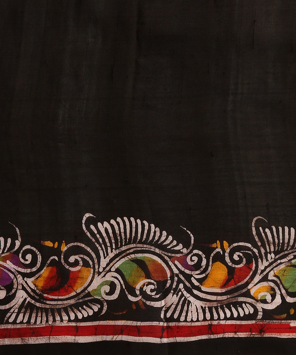 Handloom_Offwhite_And_Black_Pure_Mulberry_Silk_Hand_Batik_Saree_With_Multicolour_Paisleys_WeaverStory_06