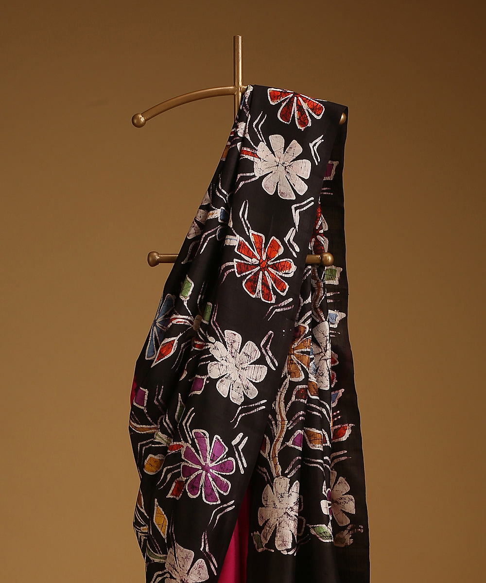 Handloom_Pink_And_Black_Pure_Mulberry_Silk_Hand_Batik_Saree_With_Multicolour_Motifs_WeaverStory_02