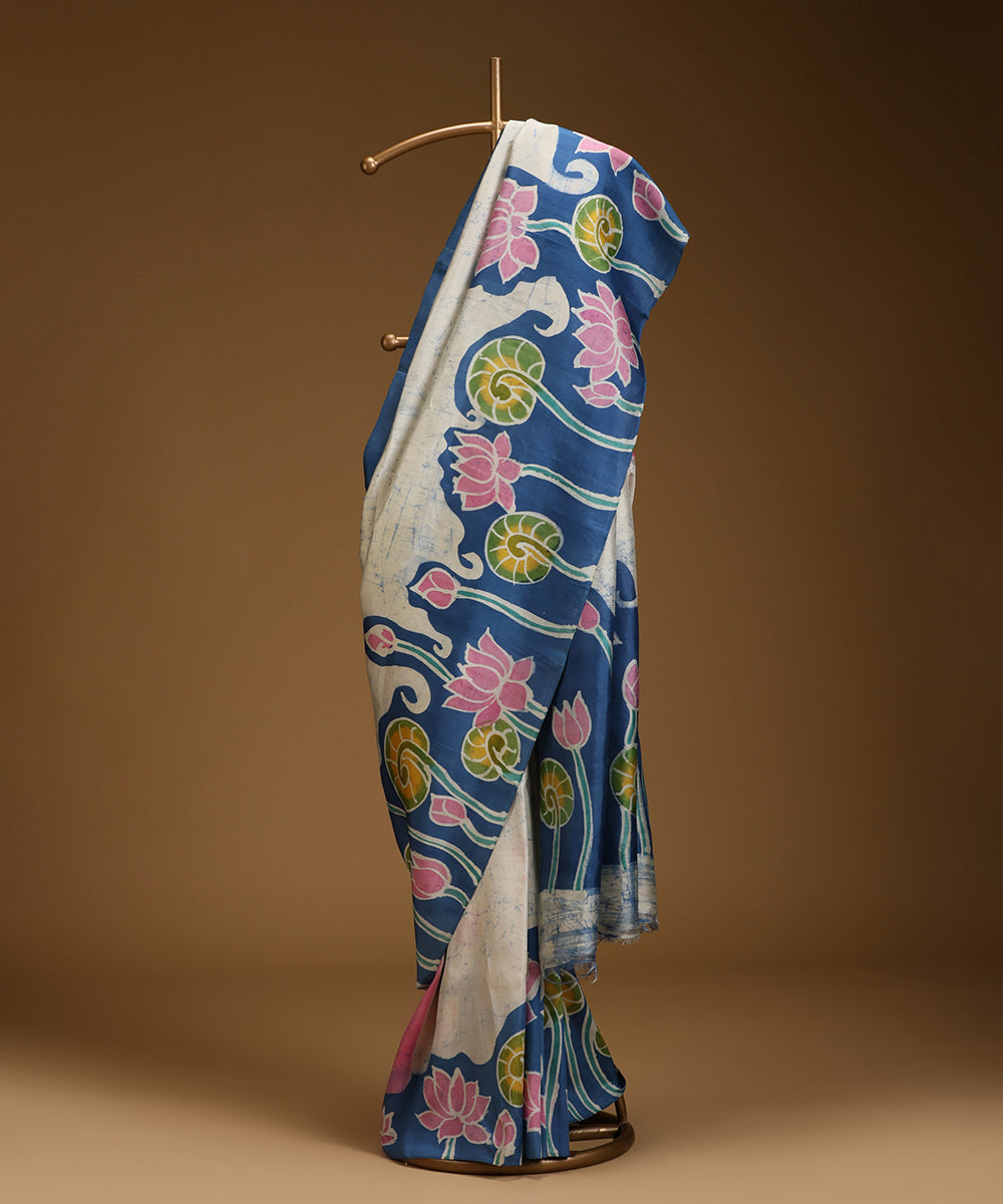 Handloom_Offwhite_and_Blue_Pink_Hand_Batik_Mulberry_Silk_Saree_With_Lotus_Motifs_on_Border_WeaverStory_01